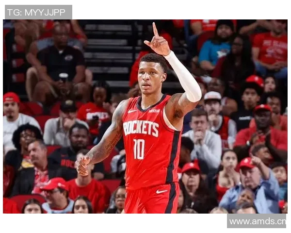 火箭队主帅态度低迷引发球迷不满，换帅呼声渐高